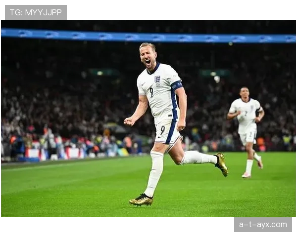 哈里·凯恩周末带孩子出门，手里那个小手表价格我看了三遍才敢相信